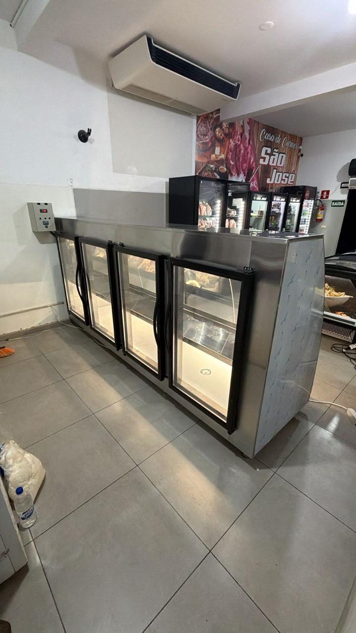 Vitrine refrigerada vertical em aço inox com portas de vidro para exposição de cortes de carne em açougue
