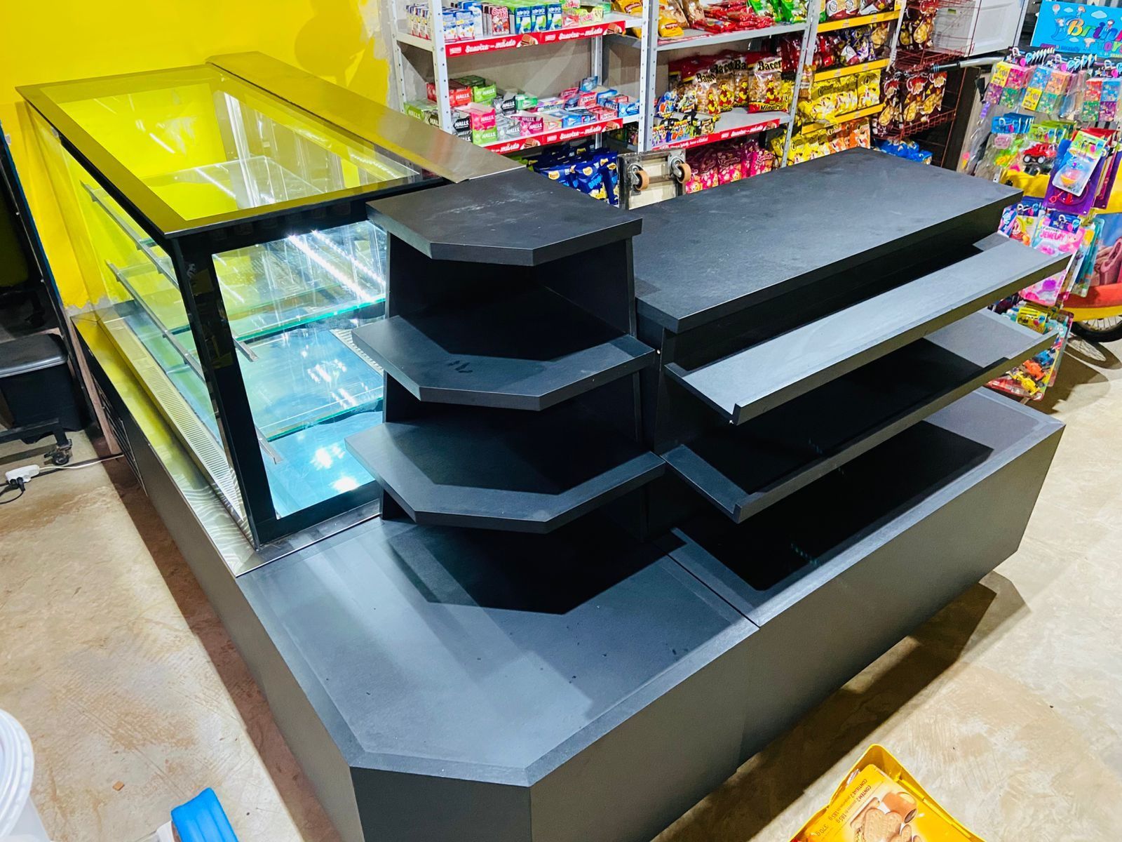 Ilha expositora refrigerada em formato hexagonal instalada no centro da loja de conveniência