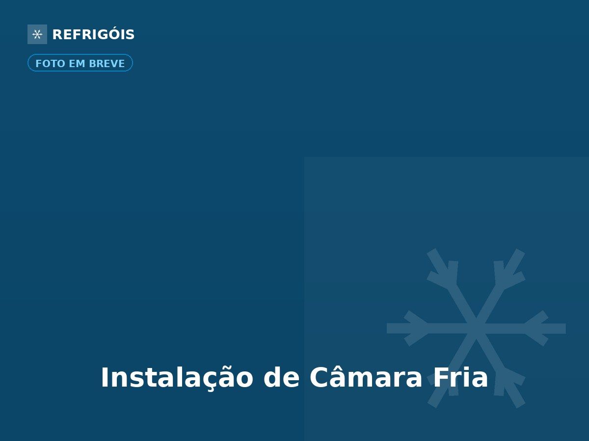 Técnico realizando instalação de sistema de refrigeração comercial